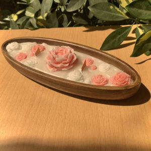 شمعة عطرية في وعاء خشبي – مثالية للإهداء أو الزينة بتصميم زهري