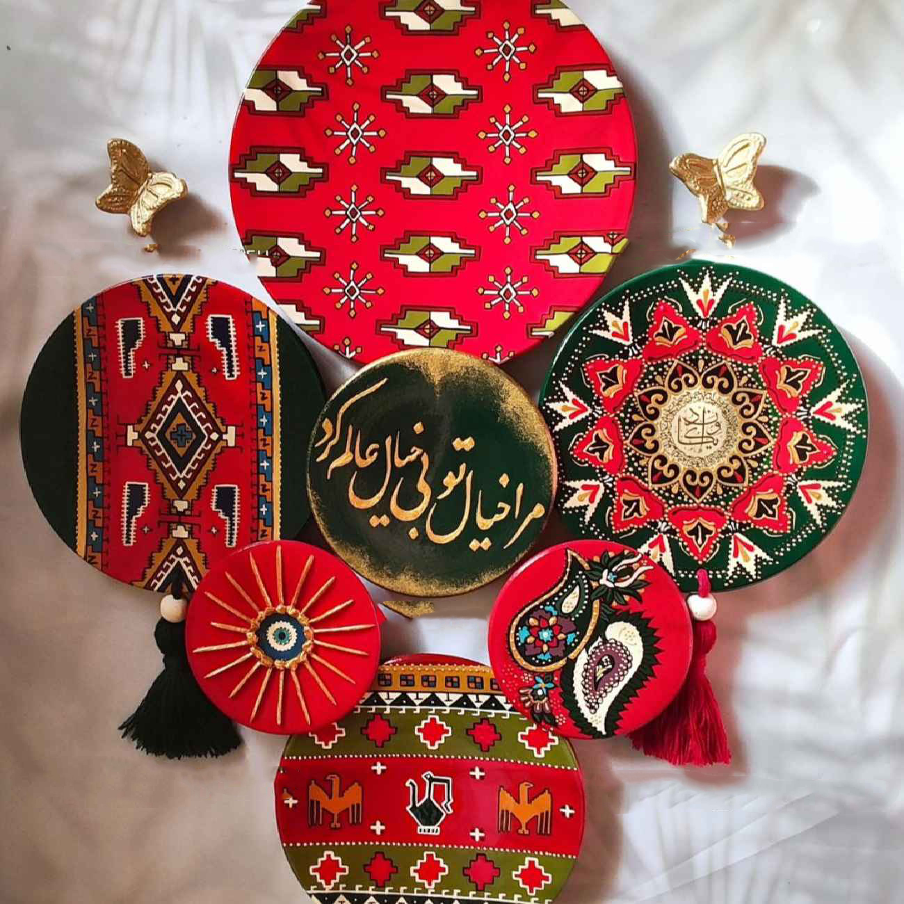 طقم أطباق خزفية فنية – للزينة على الحائط أو الطاولة مع خط إيراني (7 قطع)