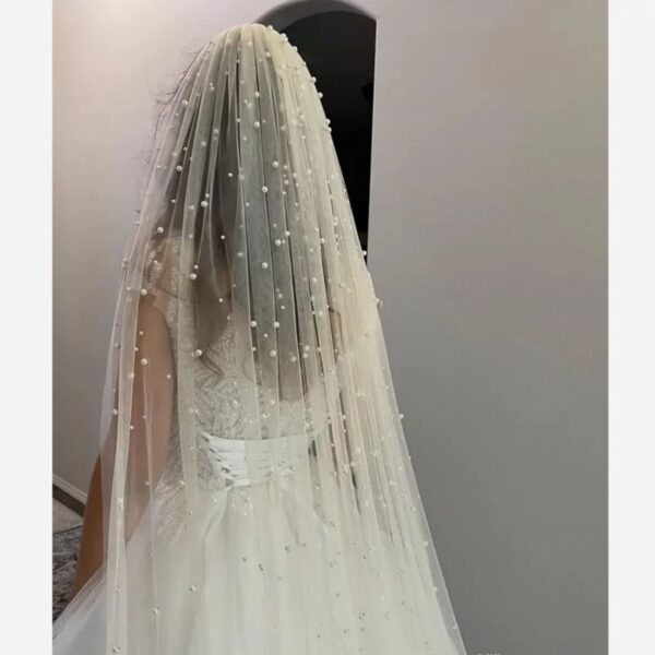 طرحة زفاف مزينة باللؤلؤ لتصريح أنيق ليوم زفاف ساحر، متوفرة بطول 2 أو 5 أمتار