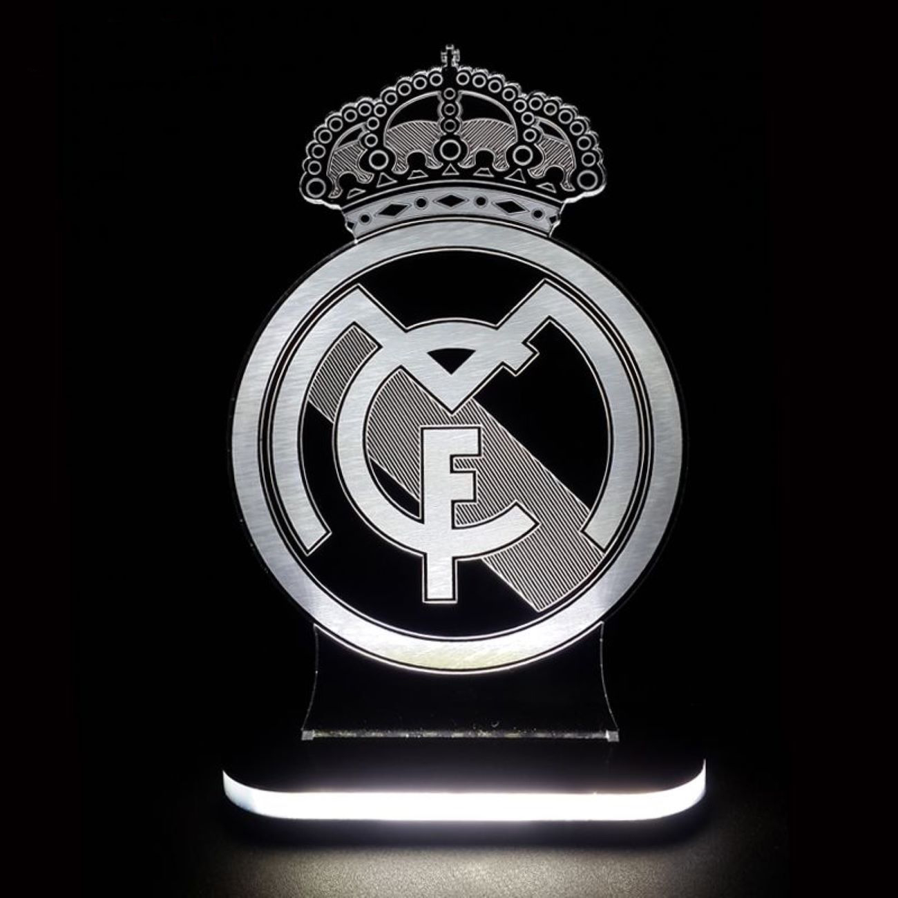 مصباح ليلي بتصميم شعار فريق ريال مدريد