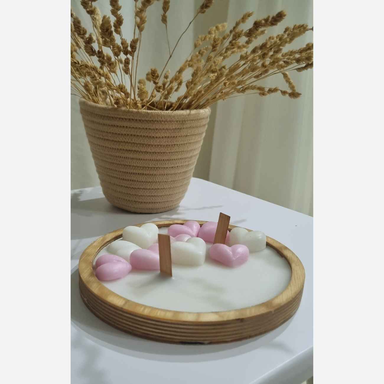 شمعة أنيقة في وعاء خشبي – مثالية كهدية وزينة منزلية بتصميم قلب