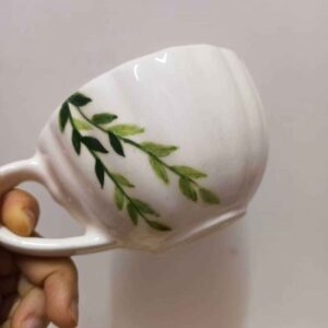 كوب لاتيه سيراميك مرسوم يدويًا بنقش ورقة خضراء دقيقة