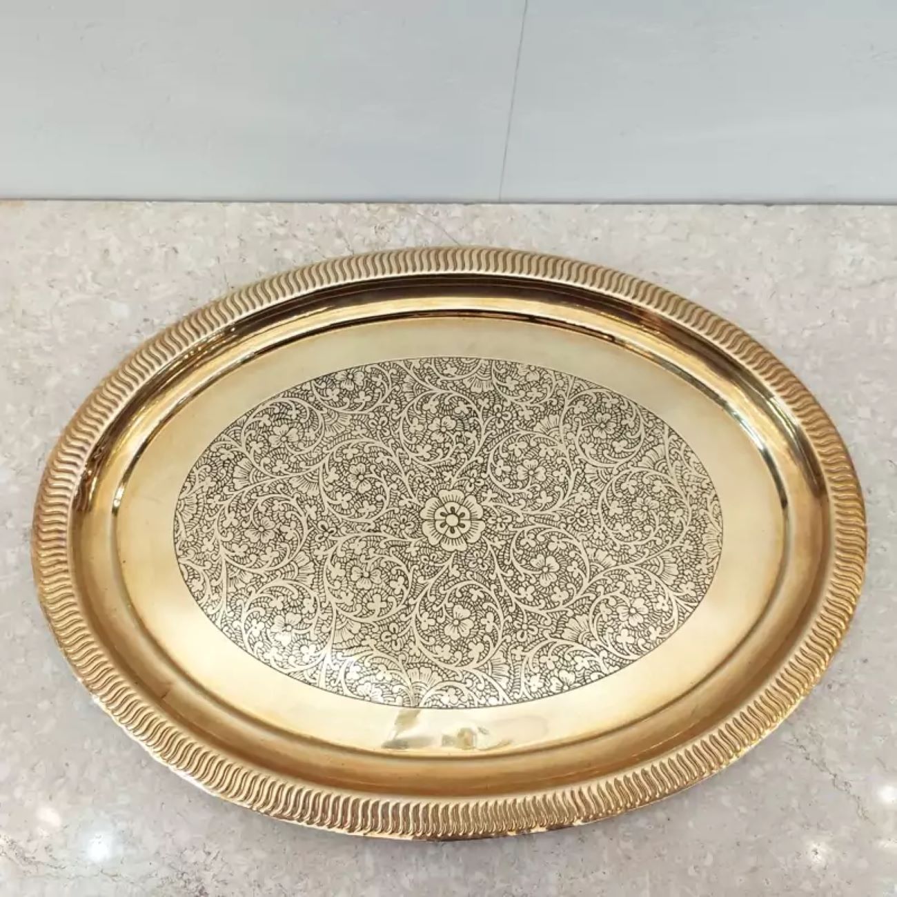 صينية نحاسية هندية مستديرة مع نقش عالي الجودة للزهور